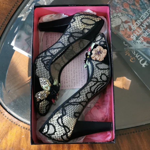 BEVERLEY FELDMAN BLACK LACE SHOES - Picture 7 of 7